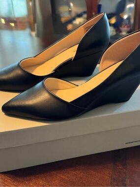 Reaction Kenneth Cole black wedge heel pumps